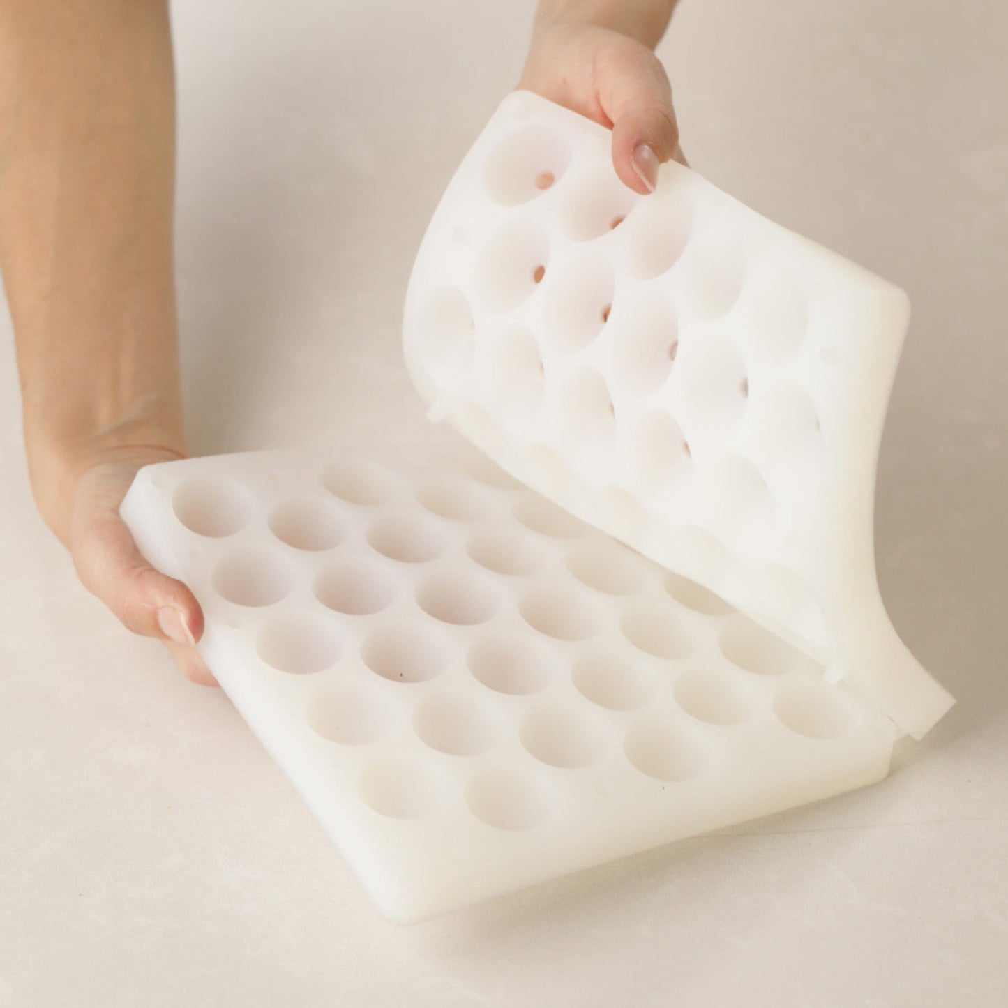 SILICONE MOULD TRUFFLES 60 PCS, 11,5 ML, HM077