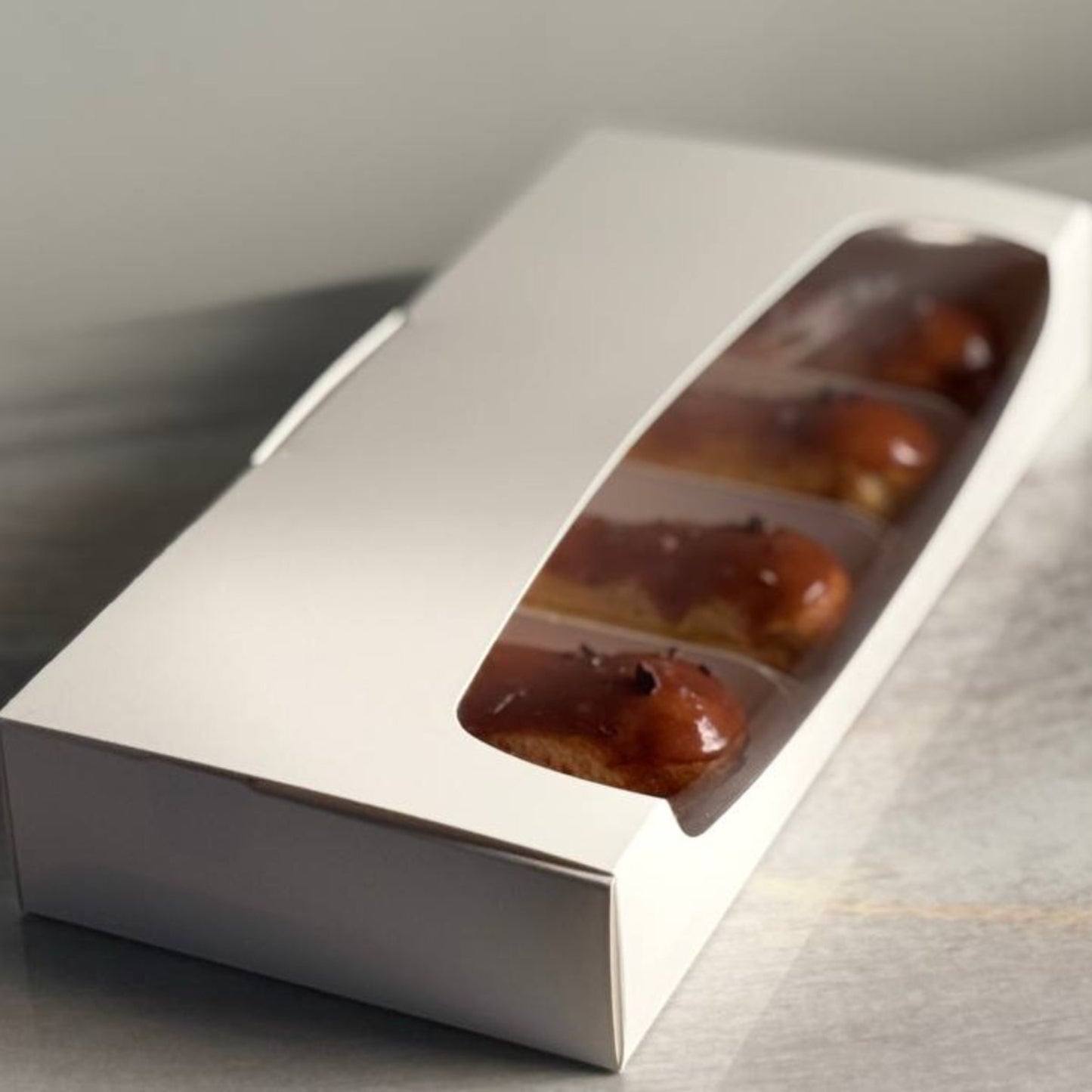 Windowed Eclair / Cakeslice box with insert, CB31145W10